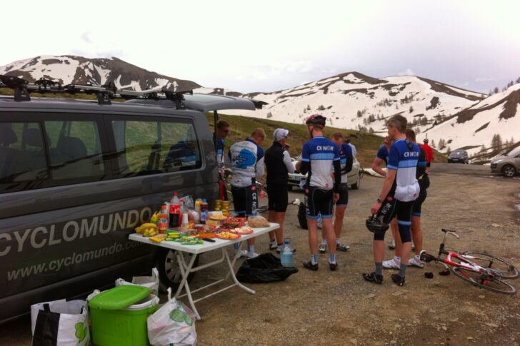 A lunch break with one of our support vehicles during a bike tour in the Southern Alps