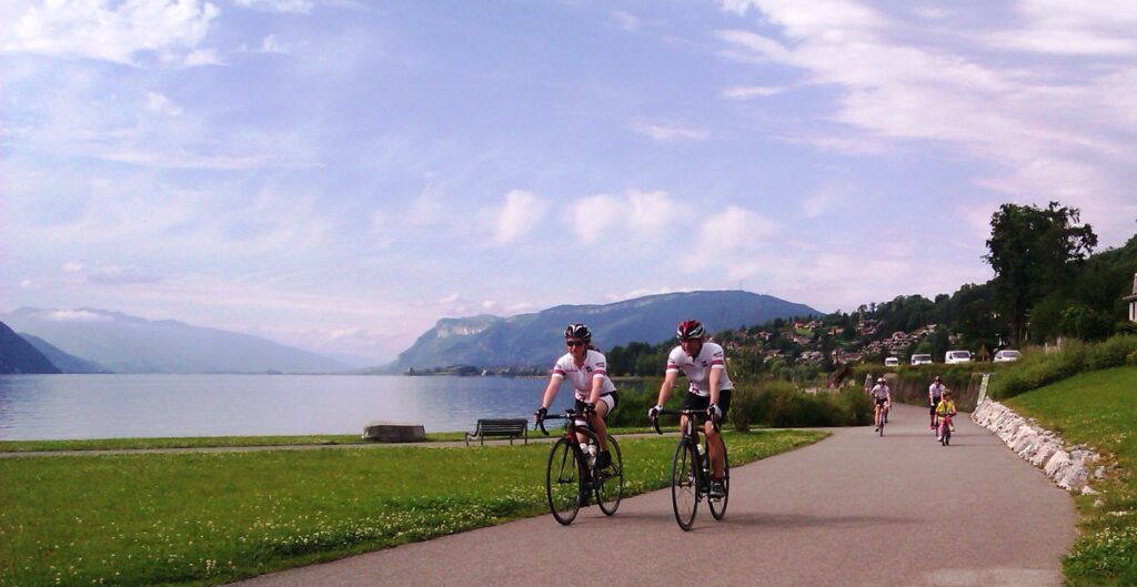 Cyclistes sur la piste cyclable du Lac du Bourget