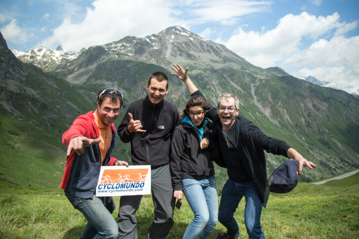 Cyclomundo et Genève Cycling team posant pour une photo avec les Alpes en arrière-plan