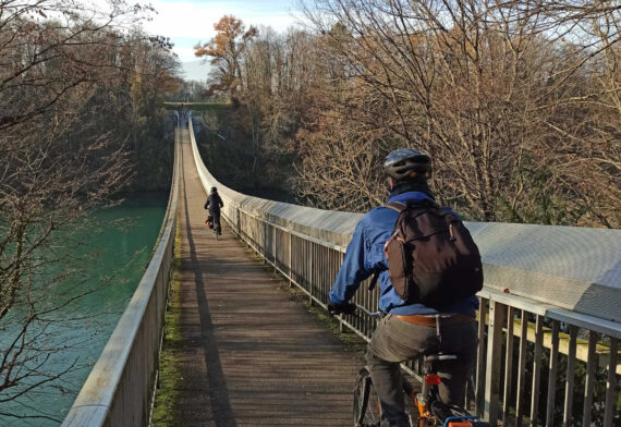 Cross the Lignon footbridge by bike