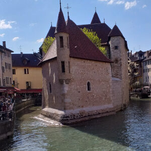 Discover Annecy and its old town by bike