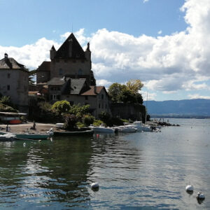 Visit the medieval centre of Yvoire and the port at the end of this bike excursion